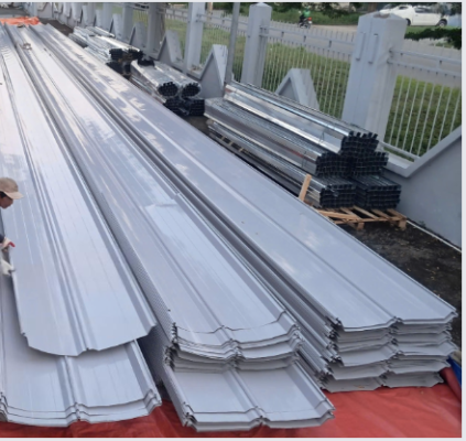 Tôn Cliplock nổi bật với thiết kế sóng cao 39-41mm, khổ rộng đa dạng (406mm, 940mm, 1000mm), sử dụng hệ thống đai kẹp và vít bắn, phù hợp cho nhà xưởng