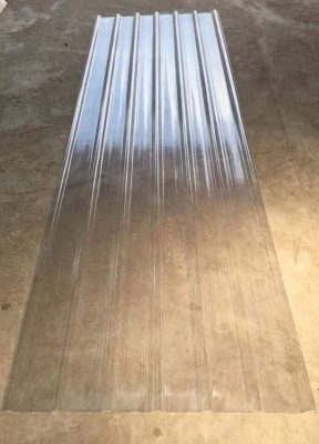 Tôn trắng trong được sử dụng trong xây dựng dân dụng và công nghiệp nhờ vào tính thẩm mỹ cao, độ bền và khả năng chống ăn mòn tốt.