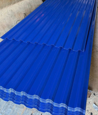 Tôn giả ngói màu xanh dương: Giá cao hơn tôn sóng thường do thiết kế thẩm mỹ, thường dùng cho biệt thự, nhà cao cấp.