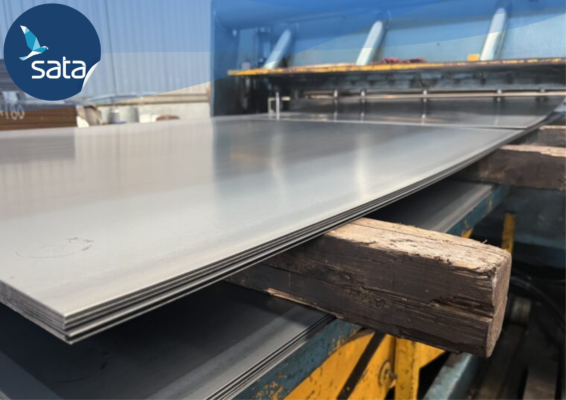 Được sản xuất bằng cách cán phẳng thép nóng hoặc thép nguội qua các con lăn để đạt được độ dày mong muốn.