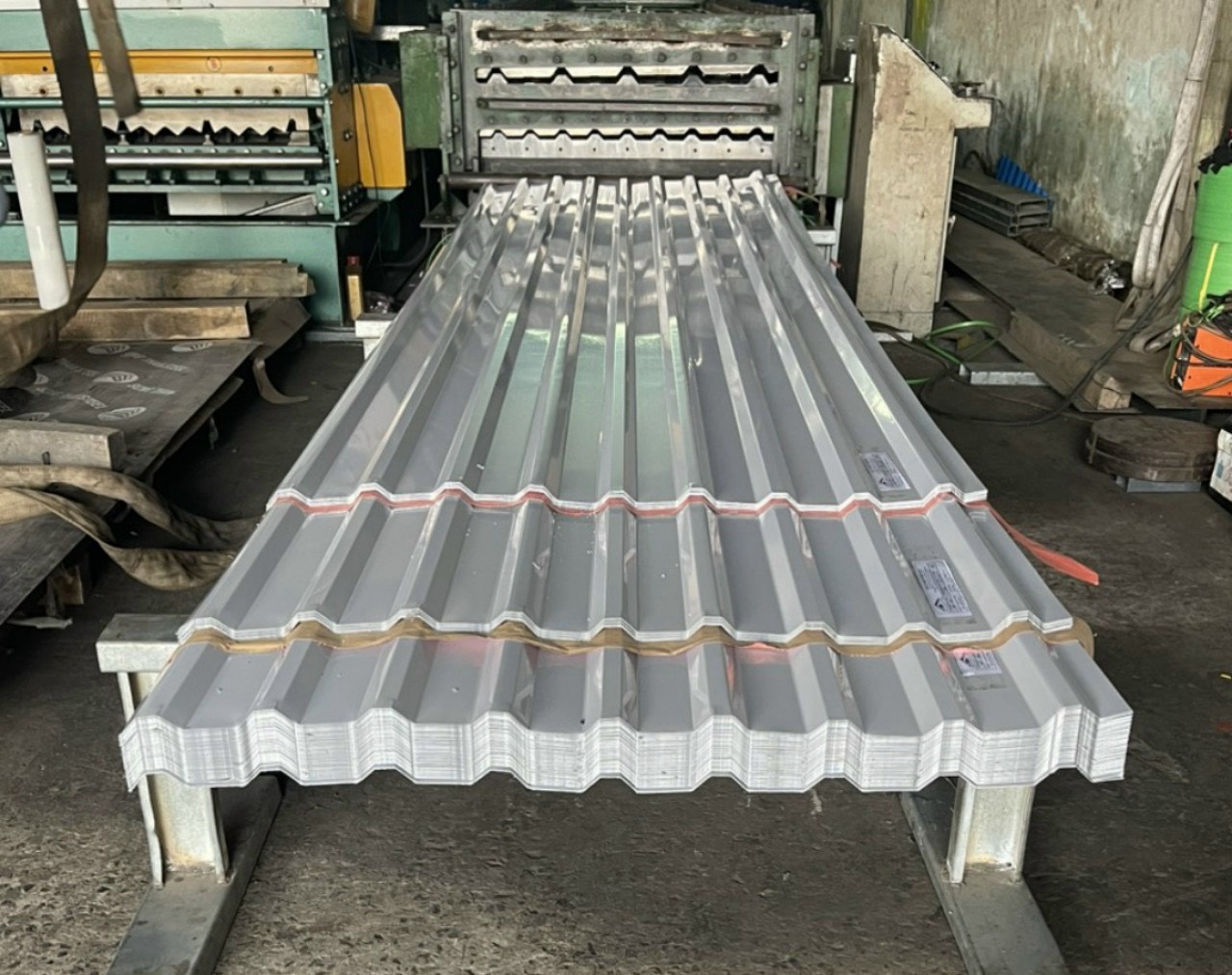 lạnh trắng sữa tôn sóng vuông