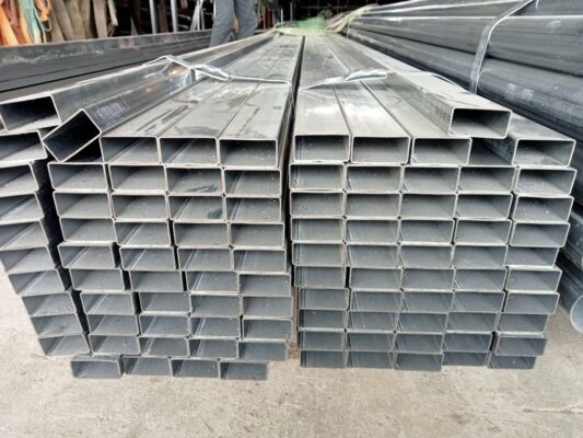 Sản phẩm được ứng dụng rộng rãi trong xây dựng dân dụng, nhà xưởng công nghiệp, kết cấu thép, cầu đường và trang trí nội – ngoại thất, nhờ độ bền cao,...