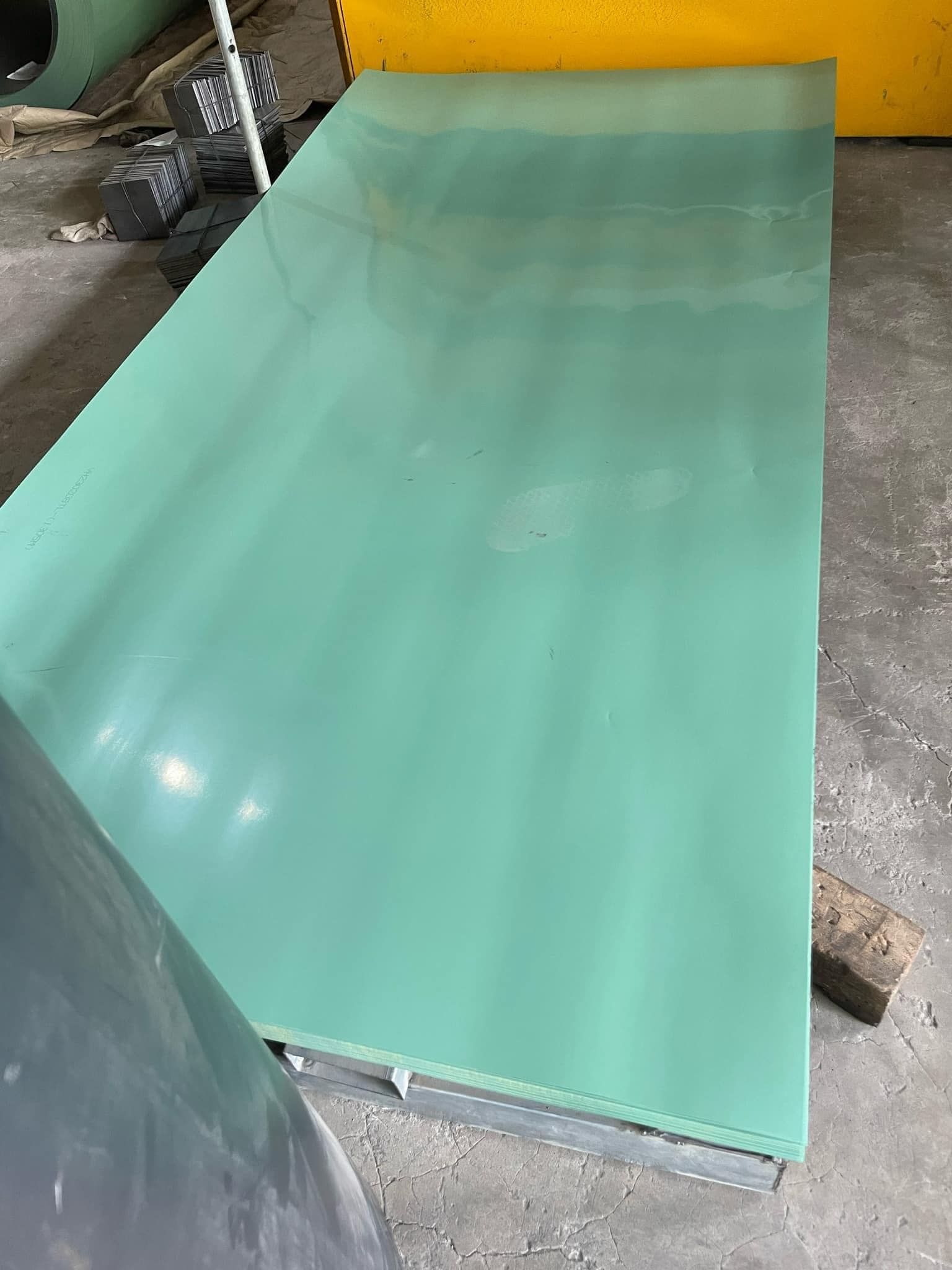 tôn trơn được ứng dụng rộng rãi trong nhiều lĩnh vực xây dựng và sản xuất công nghiệp.