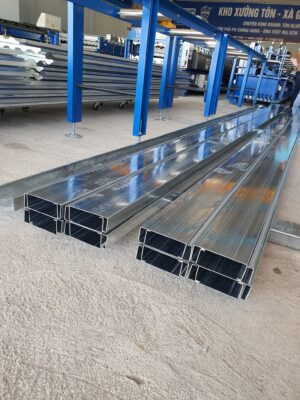 Xà gồ C100 được sản xuất từ thép cán nguội hoặc thép cán nóng, sau đó trải qua quá trình mạ kẽm hoặc sơn chống gỉ để tăng độ bền.