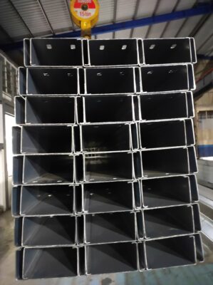 khi xem bảng giá xà gồ C150, nếu không hiểu rõ các thông số, bạn có thể dễ dàng bị nhầm lẫn hoặc đặt hàng sai kích thước, gây ảnh hưởng đến tiến độ và chi phí công trình.