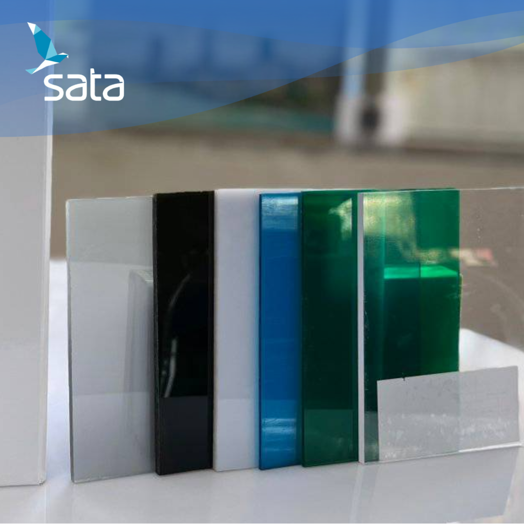được sản xuất từ các chất liệu nhựa cao cấp như Polycarbonate, Acrylic, PVC... với bề mặt phẳng, trong suốt hoặc màu sắc đa dạng,...