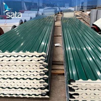 Vệ sinh bề mặt tôn để loại bỏ bụi bẩn và mảnh vụn.