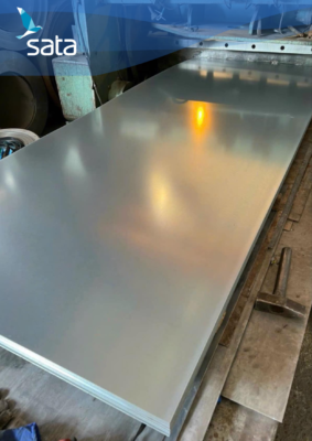 được sản xuất bằng cách cán thép ở nhiệt độ cao, thường trên 900°C. Quá trình này giúp thép có bề mặt thô ráp, khả năng chịu lực tốt và dễ dàng gia công, hàn.