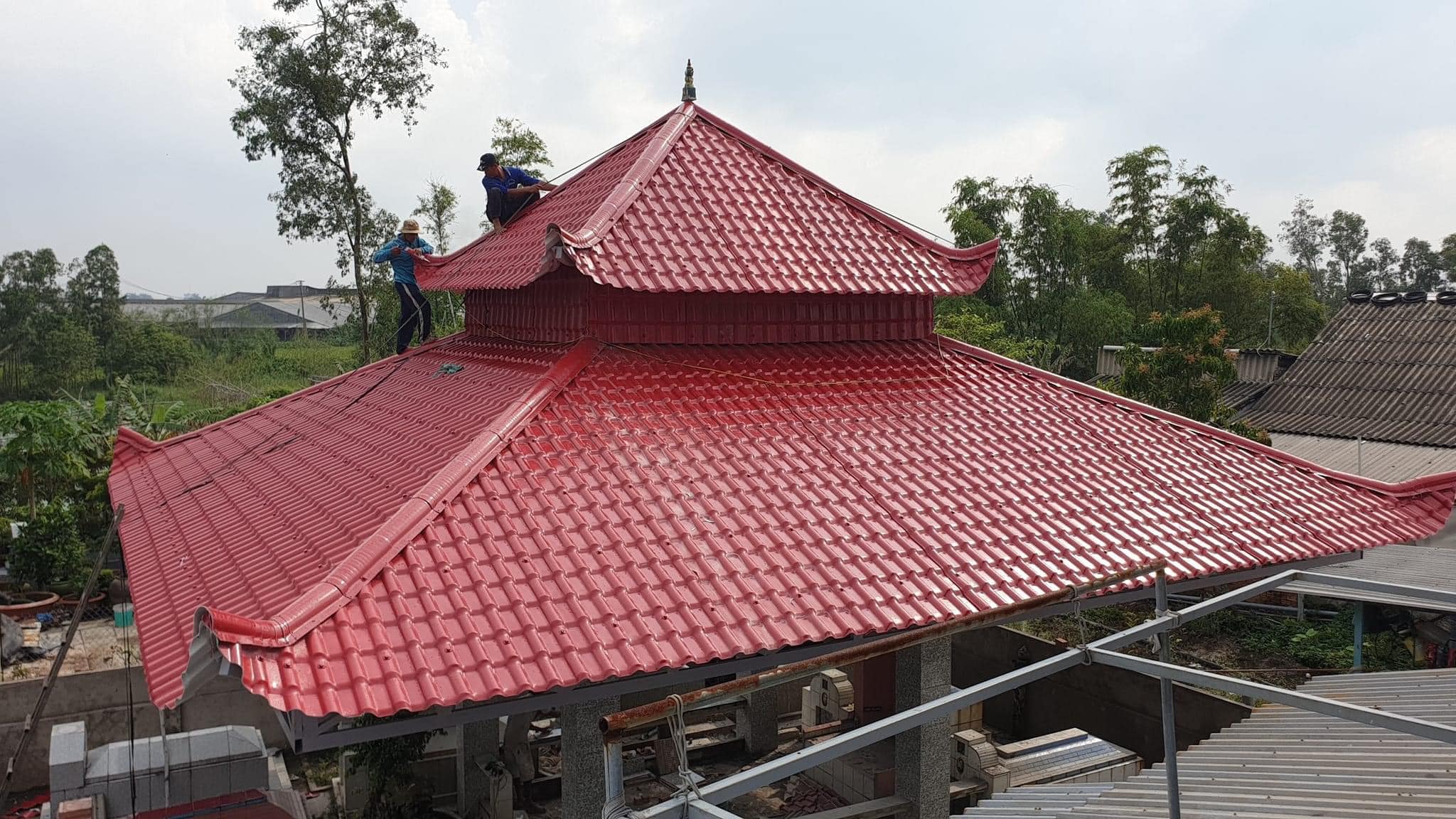 Hướng dẫn chi tiết các bước thi công tôn nhựa giả ngói bài bản, chi tiết, đúng kỹ thuật