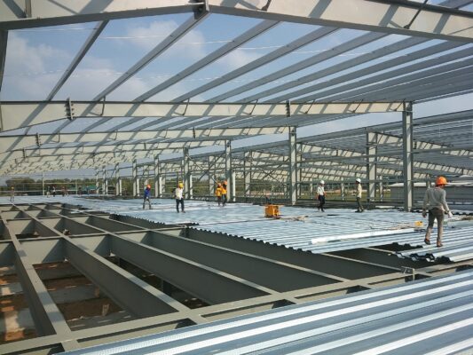 Do có trọng lượng nhẹ, xà gồ giúp giảm tải trọng công trình, tiết kiệm chi phí thi công và bảo trì.