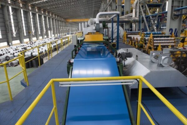 Tôn nào tốt nhất hiện nay, Việc sơn phủ bảo vệ tôn giúp tăng tuổi thọ và duy trì vẻ đẹp của mái tôn