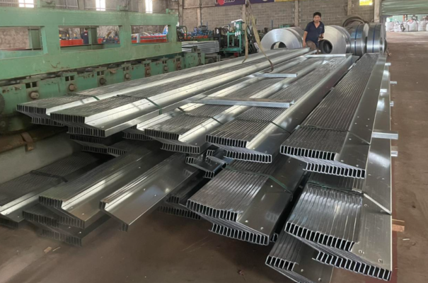 thị trường xà gồ Z200 tại Việt Nam rất đa dạng với nhiều nhà sản xuất uy tín, cung cấp sản phẩm đạt tiêu chuẩn chất lượng cao