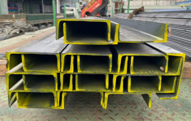 Sắt U5 phù hợp với những ai muốn tùy chỉnh kệ theo nhu cầu, tiết kiệm chi phí nhưng cần kỹ thuật gia công.