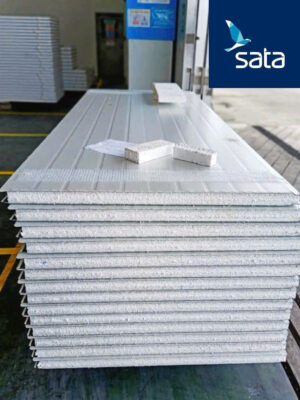 Tấm panel có nhiều màu sắc, độ dày, kích thước để lựa chọn, bề mặt phẳng hoặc sóng nhẹ tạo cảm giác hiện đại và chuyên nghiệp.