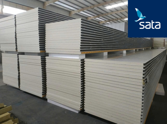 Việc chọn panel 100mm hay 50mm phụ thuộc vào mục đích sử dụng, ngân sách và yêu cầu cụ thể của công trình