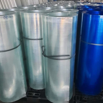 Đặt tấm tôn trên bề mặt phẳng, tránh uốn cong, đè nén hoặc để vật nặng lên trên.