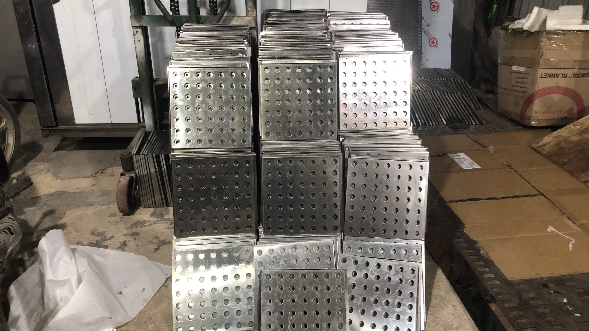 Tấm Inox đục lỗ nhiều kích thước khác nhau phục vụ nhiều công trình