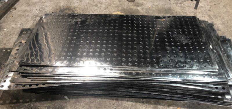Tôn lỗ mạ kẽm được sản xuất từ thép cán nguội hoặc cán nóng