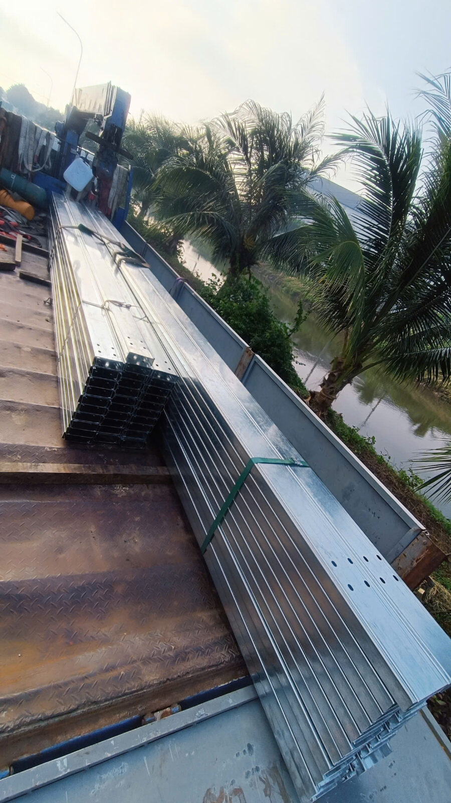 Giao Xà gồ C120 cho khách hàng tại Long An