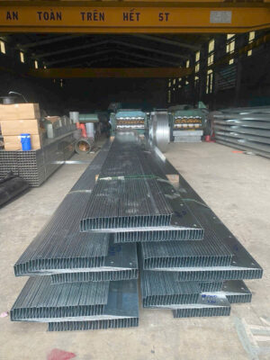 Gia công tại nhà máy nếu có thể: khoan lỗ, cắt mép chống mí sẵn, giảm bớt công đoạn thi công tại công trình